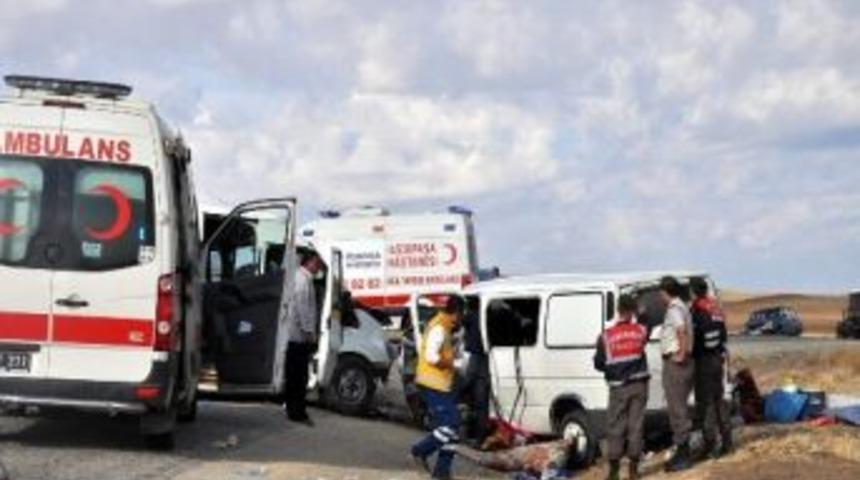 Kırşehir&rsquo;de 2 Minib&uuml;s &Ccedil;arpıştı: 14 Yaralı