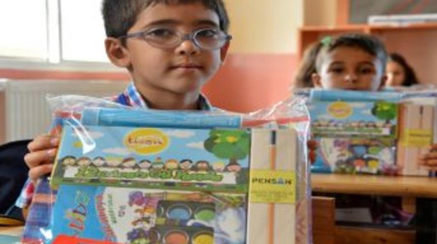 İzmir B&uuml;y&uuml;kşehir&rsquo;den 26 Bin &Ouml;ğrenciye &Ccedil;anta Ve Kırtasiye Seti