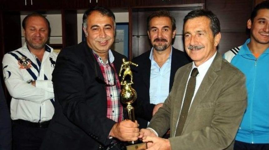 Şampiyonluk Kupasını Başkan Ata&ccedil;&rsquo;a Hediye Ettiler