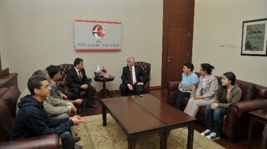 K&uuml;lt&uuml;r Gezilerine Katılan &Ouml;ğrenciler Vali Tuna&rsquo;yı Ziyaret Etti