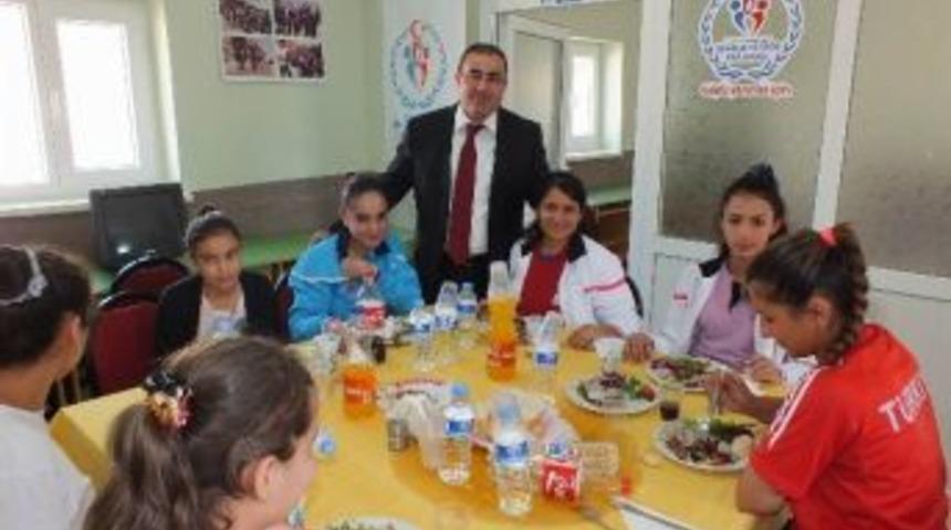 &Uuml;nl&uuml;er&rsquo;den Goalball Milli Takımına Moral Yemeği