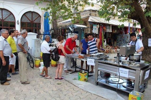 Marmaris'te Adnan Menderes İçin Lokma Hayrı