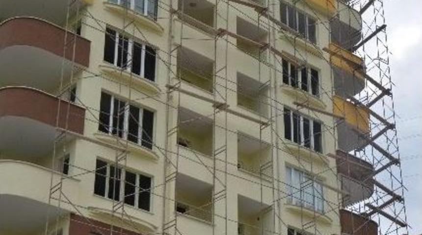 Trabzon'da Bir İnşaatın 9. Katından D&uuml;şen İş&ccedil;i Kurtarılamadı