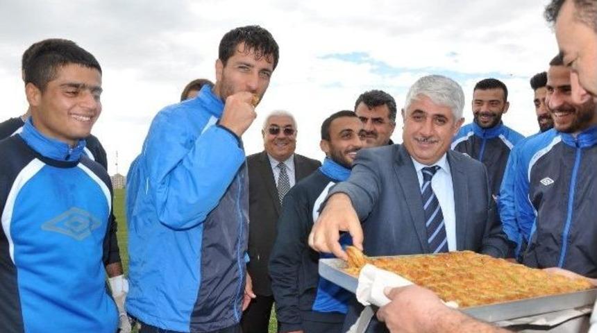 Belediye Başkanı Şimşek Ve Meclis &Uuml;yelerinden Futbolculara Baklava İkramı
