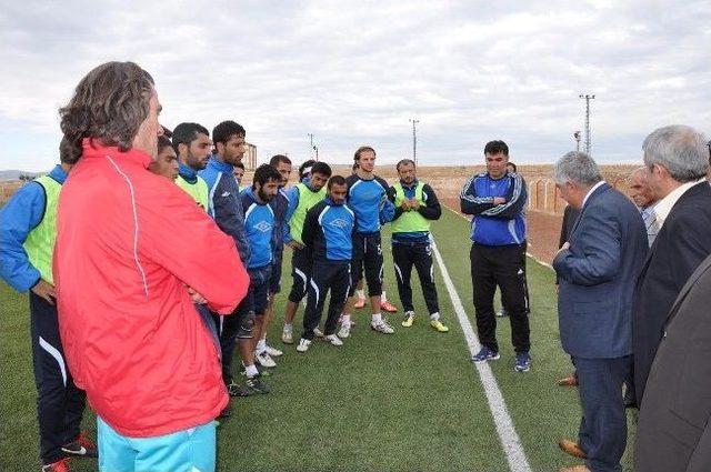 Belediye Başkanı Şimşek Ve Meclis Üyelerinden Futbolculara Baklava İkramı