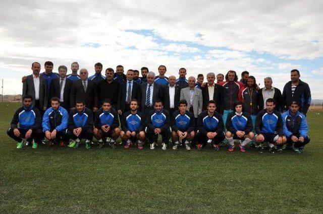 Belediye Başkanı Şimşek Ve Meclis Üyelerinden Futbolculara Baklava İkramı