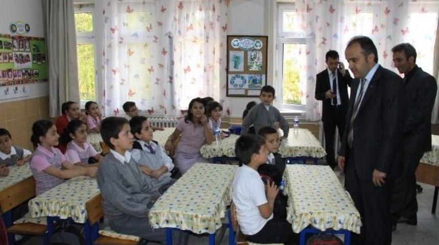 İneg&ouml;l Belediyesi'nden &Ouml;ğrencilere Kırtasiye Seti