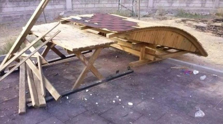 Bor&rsquo;da Oyun Parkları Magandaların Hedefi Oldu