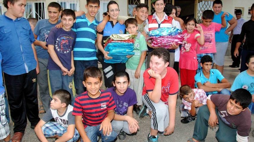 Jandarma Ve Polis Bin 600 Paket Kırtasiye Yardımında Bulundu