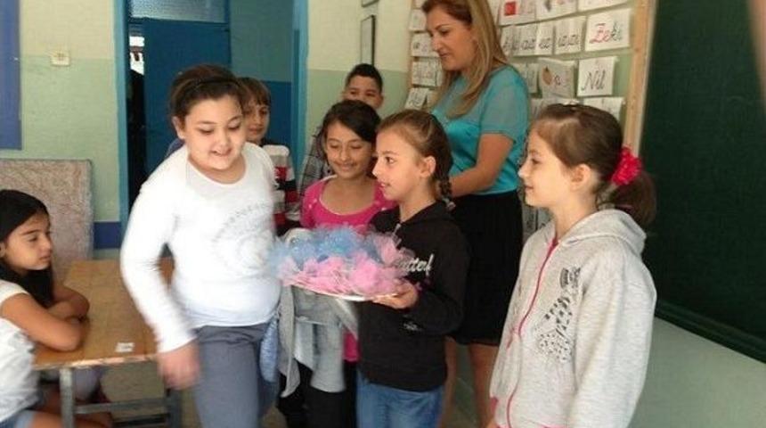 Minik &Ouml;ğrenciler Şekerle Karşılandı