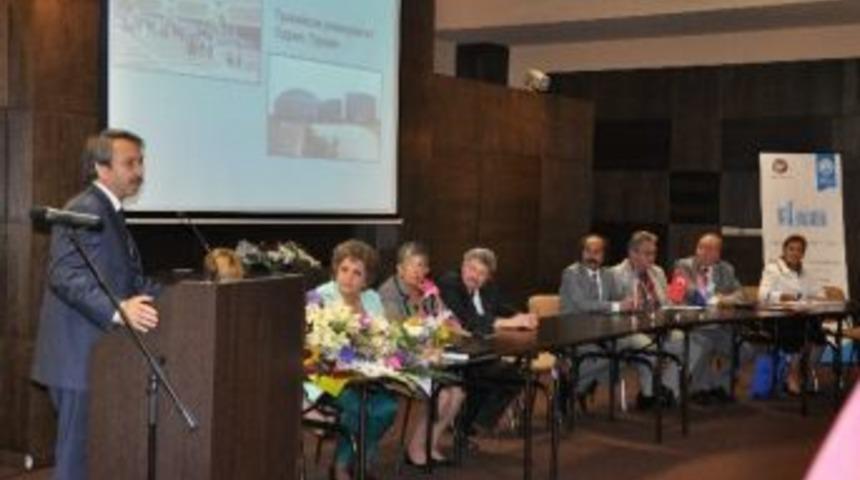 Tü Rektörü, Bulgaristan'daki Konferansa Onursal Başkan Olarak Katıldı