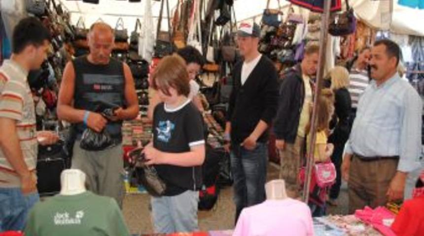 Yabancı Dil Bilen Esnaf, Turisti Ikna Ederek &Uuml;r&uuml;n&uuml;n&uuml; Daha Kolay Satıyor