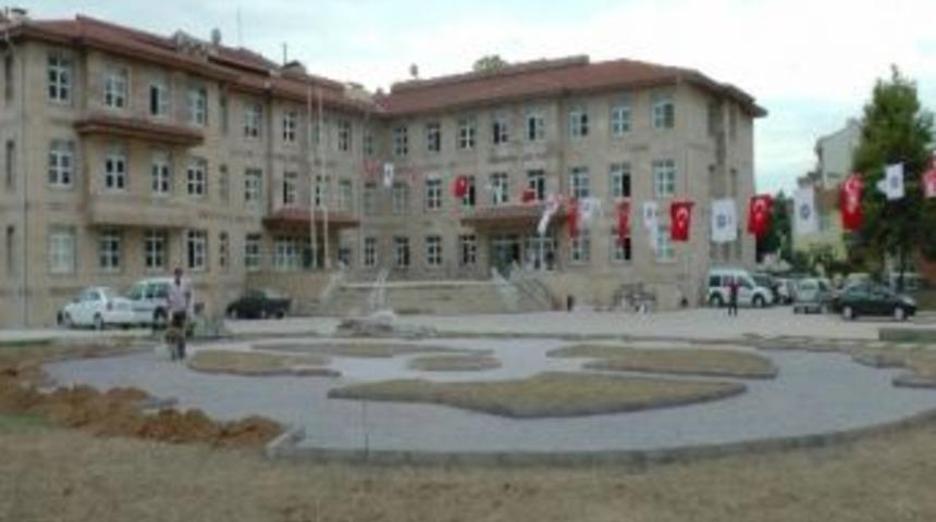 Ak&ccedil;akoca'da Kaymakamlık Bah&ccedil;esi Baskı Betonla D&uuml;zenleniyor