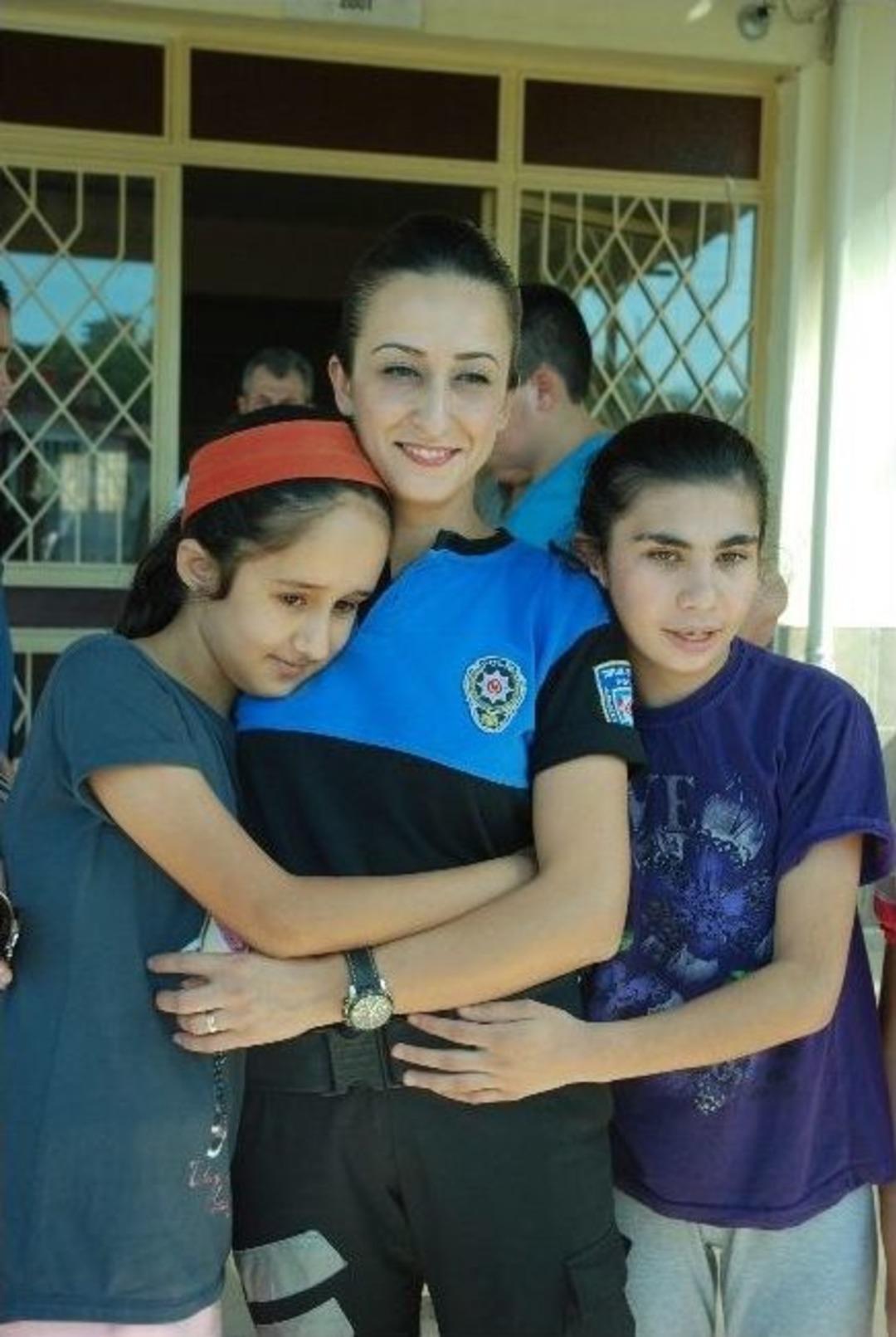 Polis Ve Jandarmadan &Ouml;ğrencilere Hediye