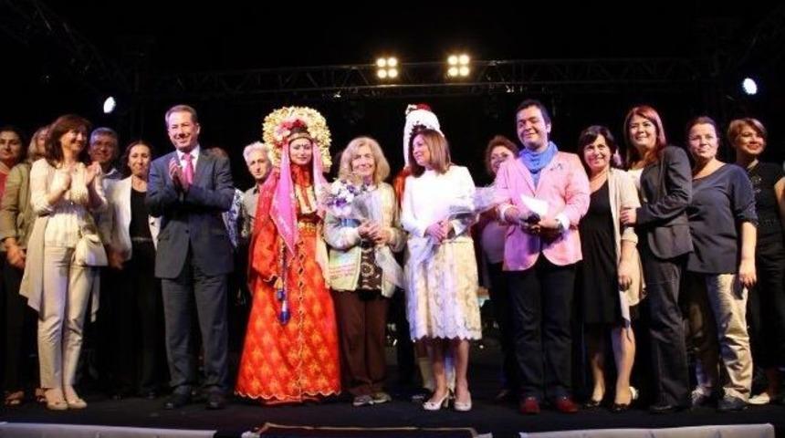 Karaburun'da Coşkulu Kurtuluş Gecesi