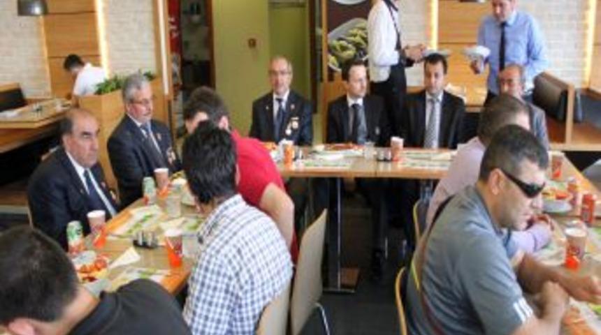 Gaziler Onuruna Yemek