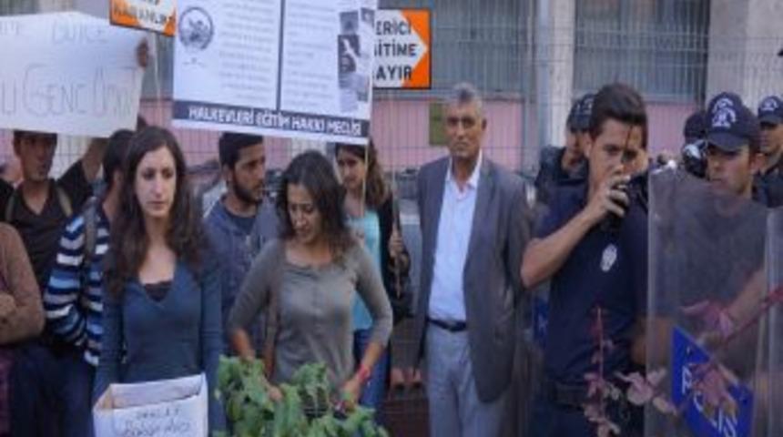 MEB &Ouml;n&uuml;nde &lsquo;kitap&rsquo; Protestosu