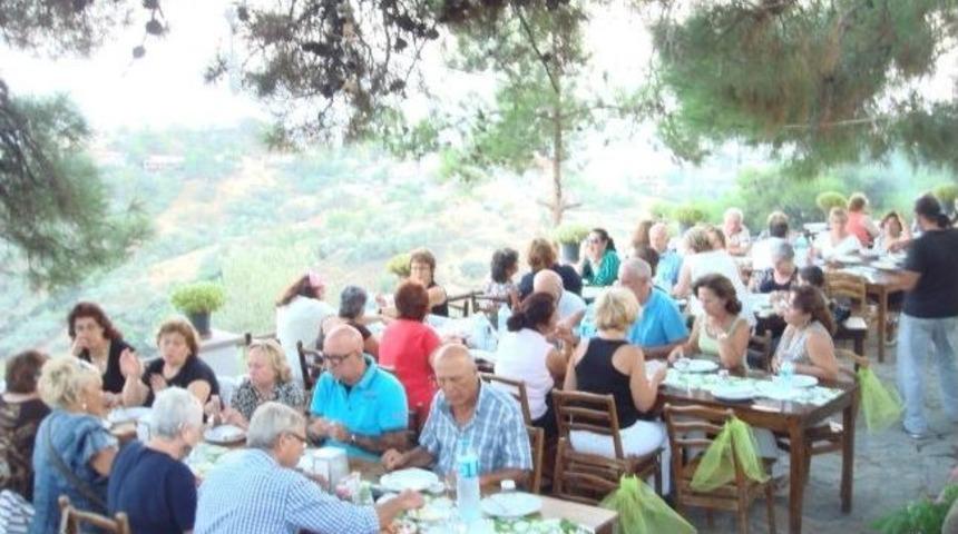Burhaniye&rsquo;de Kardeş Şehirler Derneği Sezonunu Yoğun Ge&ccedil;irdi