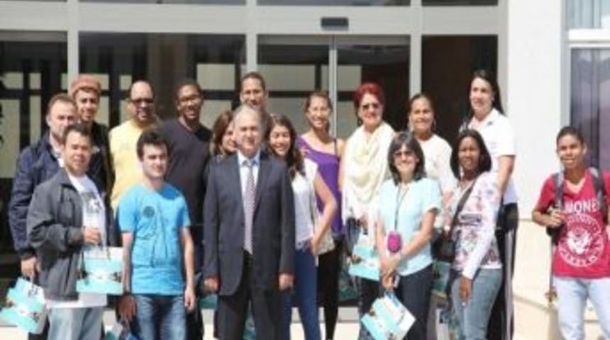 As&uuml;'ye Yabancı Konuk