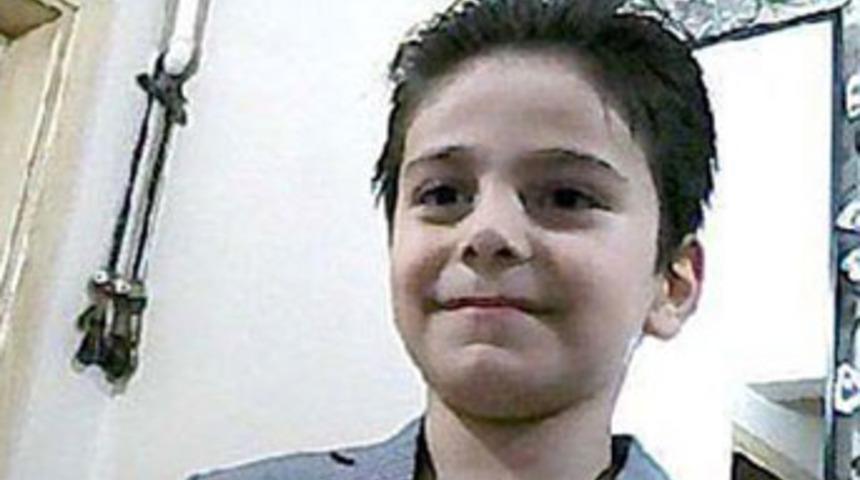 Okul kapısının altında kaldı