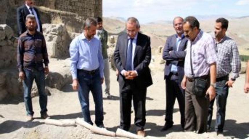 Hoşap Kalesi'nde 350 Yıllık Kanalizasyon Sistemi Ortaya &Ccedil;ıktı