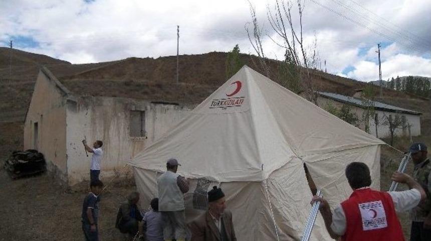 Beyler Köyünde Evi Yanan İki Aileye İlk Yardım Türk Kızılay'ından Geldi