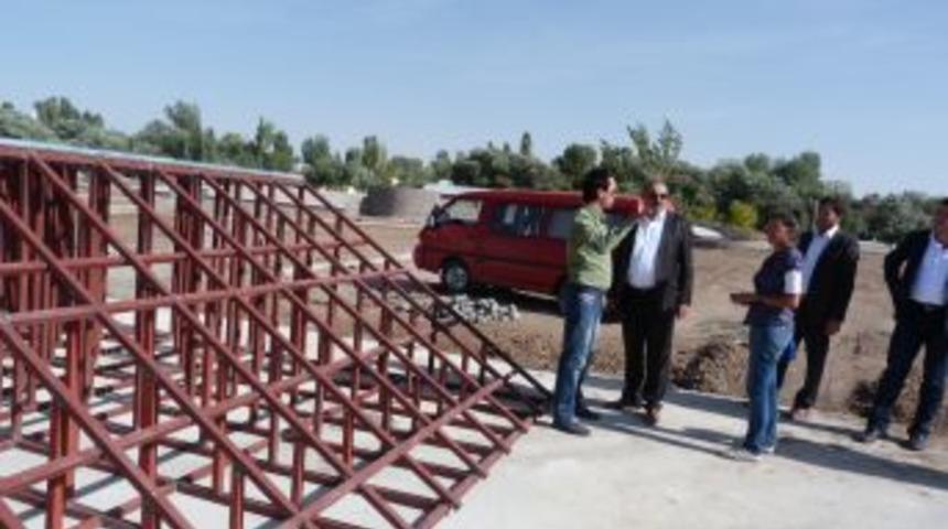 Fatih Sultan Mehmet Parkı'na Kay-kay Pisti Yapılıyor