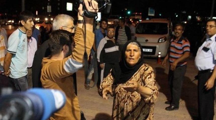 &Ccedil;adırda Kalan Suriyeliler Birbirine Girdi: 2 Yaralı