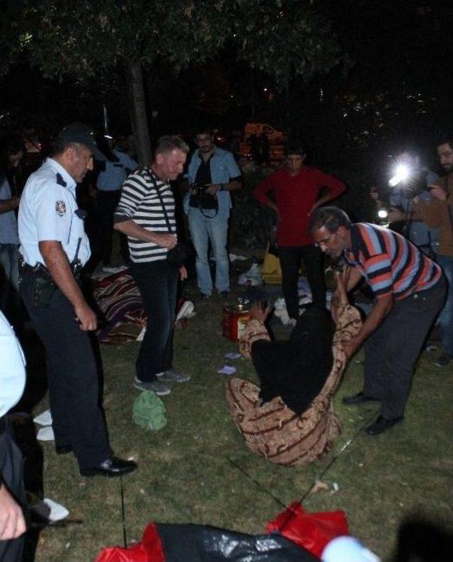 &Ccedil;adırda Kalan Suriyeliler Birbirine Girdi: 2 Yaralı 1