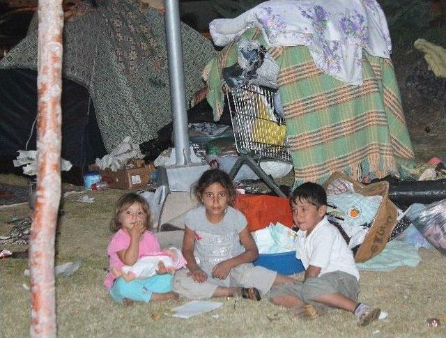 &Ccedil;adırda Kalan Suriyeliler Birbirine Girdi: 2 Yaralı 2