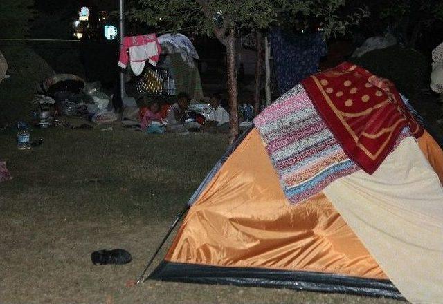 &Ccedil;adırda Kalan Suriyeliler Birbirine Girdi: 2 Yaralı 3