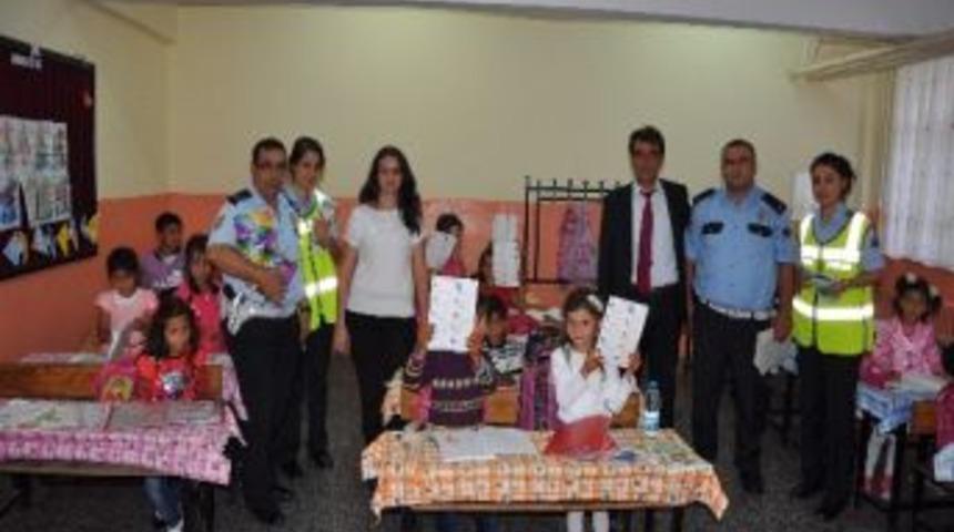 Trafik Ekipleri &Ccedil;ocukları Sevindirdi