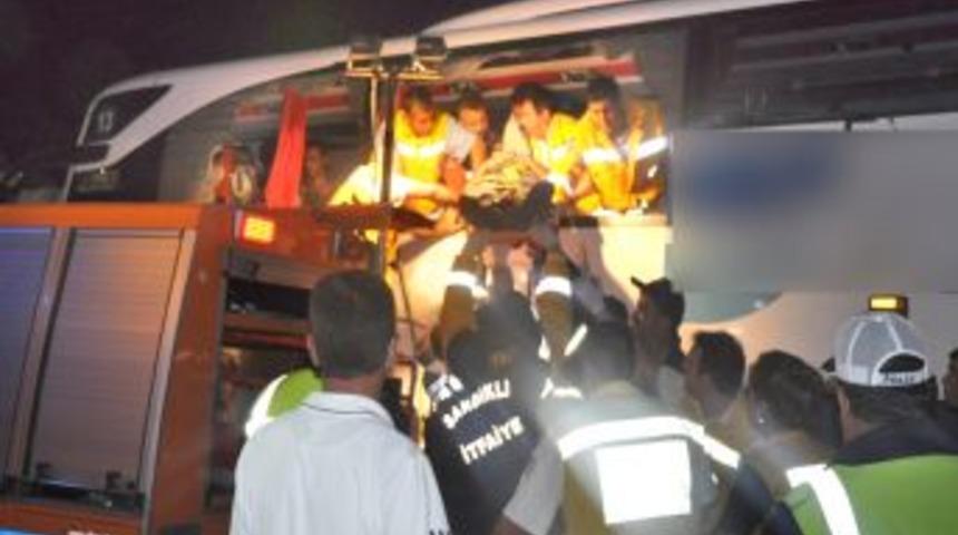Afyon'da Otob&uuml;s Kazası: 8 &Ouml;l&uuml;, 25 Yaralı