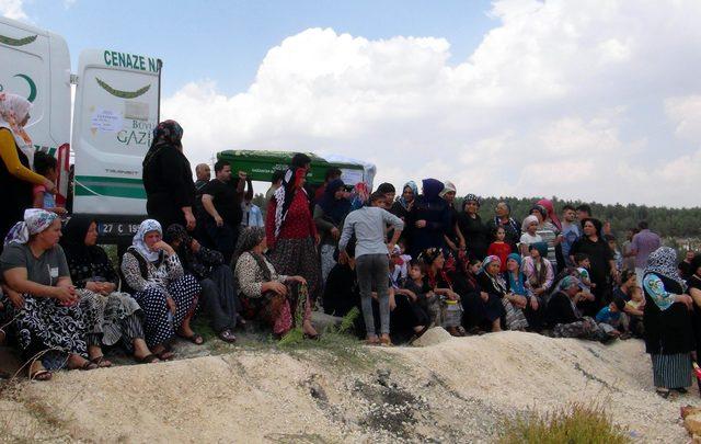 Eşi tarafından d&ouml;v&uuml;lerek &ouml;ld&uuml;r&uuml;ld&uuml;ğ&uuml; &ouml;ne s&uuml;r&uuml;len kadın, toprağa verildi 2