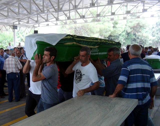 Eşi tarafından d&ouml;v&uuml;lerek &ouml;ld&uuml;r&uuml;ld&uuml;ğ&uuml; &ouml;ne s&uuml;r&uuml;len kadın, toprağa verildi 4