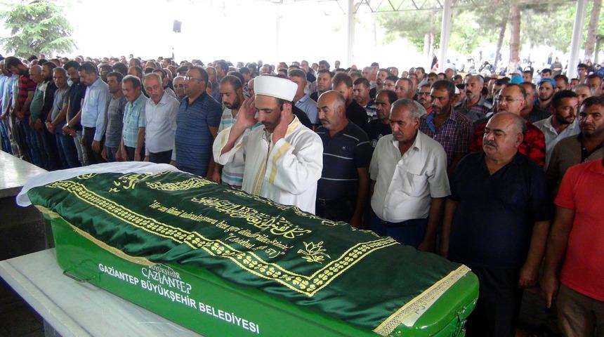 Eşi tarafından d&ouml;v&uuml;lerek &ouml;ld&uuml;r&uuml;ld&uuml;ğ&uuml; &ouml;ne s&uuml;r&uuml;len kadın, toprağa verildi