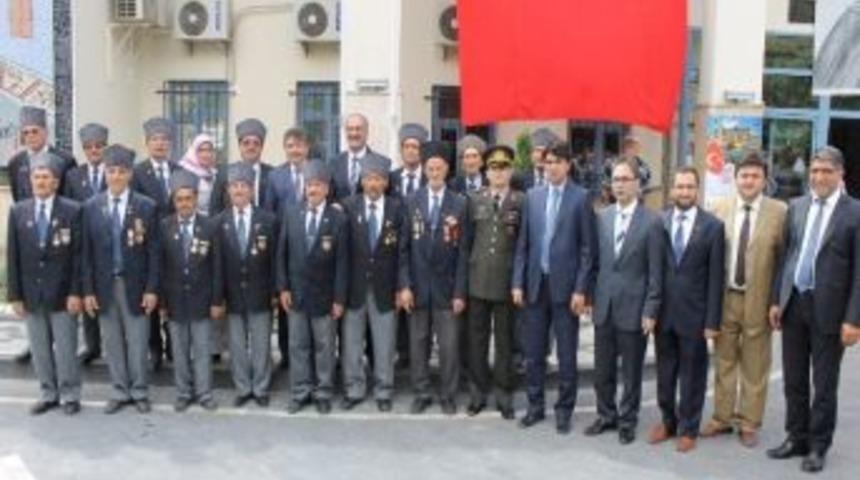 Kula Belediye Başkanı Aşkın Gaziler G&uuml;n&uuml;n&uuml; Kutladı