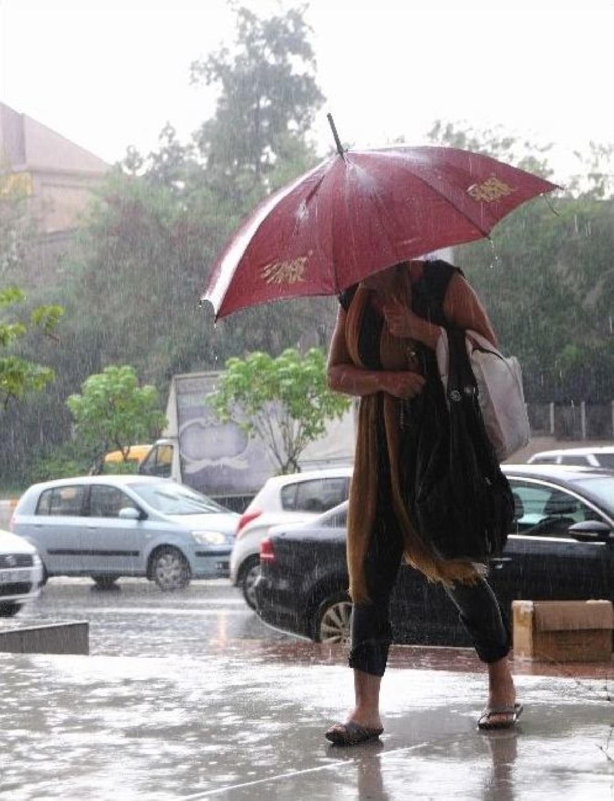 Antalya G&uuml;ne Yağmurla Uyandı
