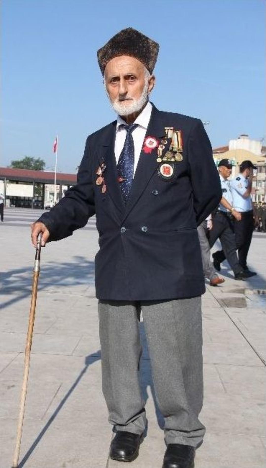 Kahramanlar Meydana &Ccedil;ıktı