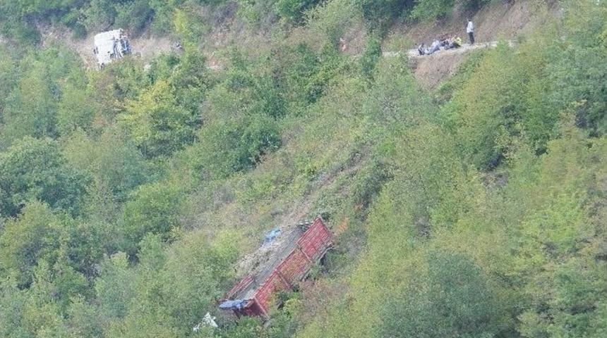 Kamyon Şarampole U&ccedil;tu