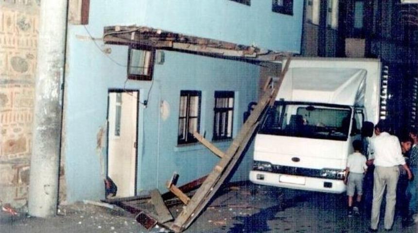 Tarihi Evlere Kamyon Darbesi