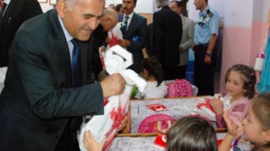 Melikgazi&rsquo;den &Ouml;ğrencilere Kırtasiye Ve &Ccedil;anta Yardımı
