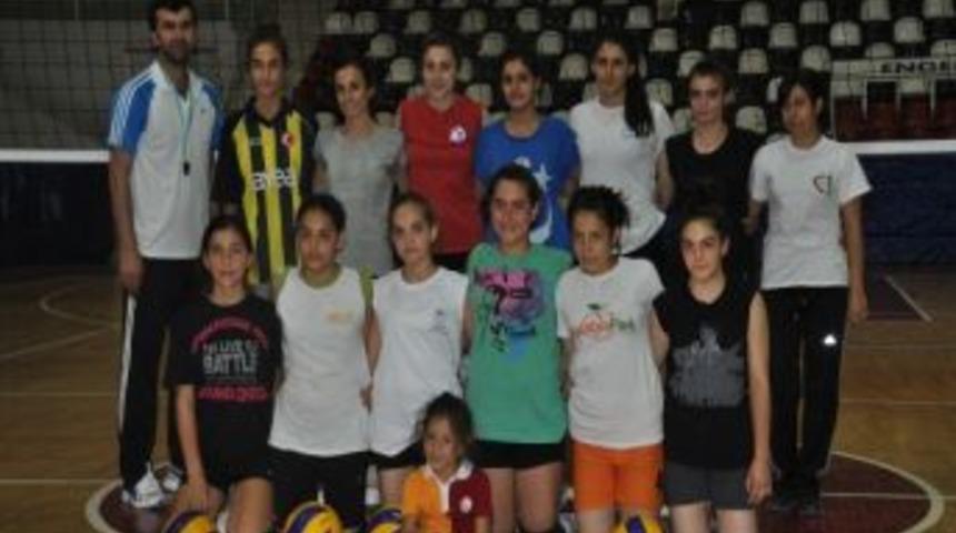 Voleybol Sporu Bayanlardan B&uuml;y&uuml;k İlgi G&ouml;r&uuml;yor