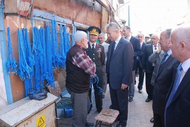 Makam Aracı İle Değil Yaya Olarak Ziyarete Katıldılar 1