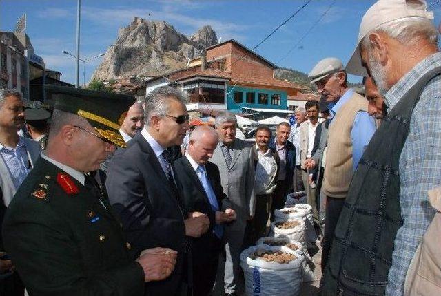 Makam Aracı İle Değil Yaya Olarak Ziyarete Katıldılar 2