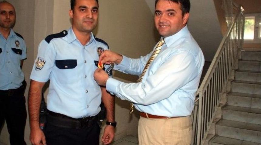 Ayın Polisine Altın &Ouml;d&uuml;l&uuml;n&uuml; Kaymakam Esen Verdi