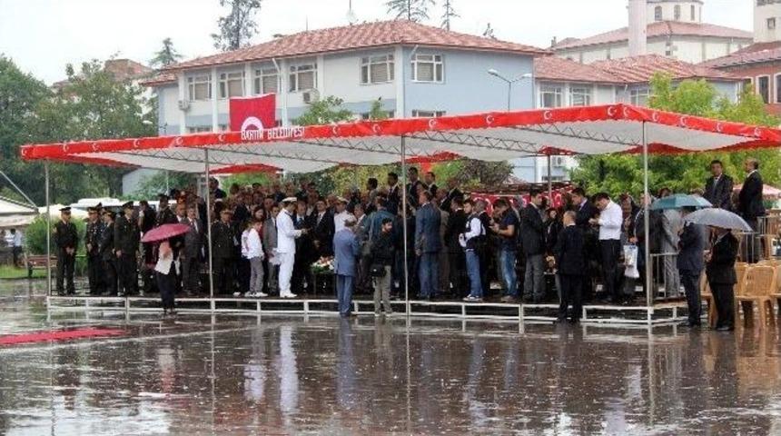 Gaziler G&uuml;n&uuml; Yağmur Altında Kutlandı