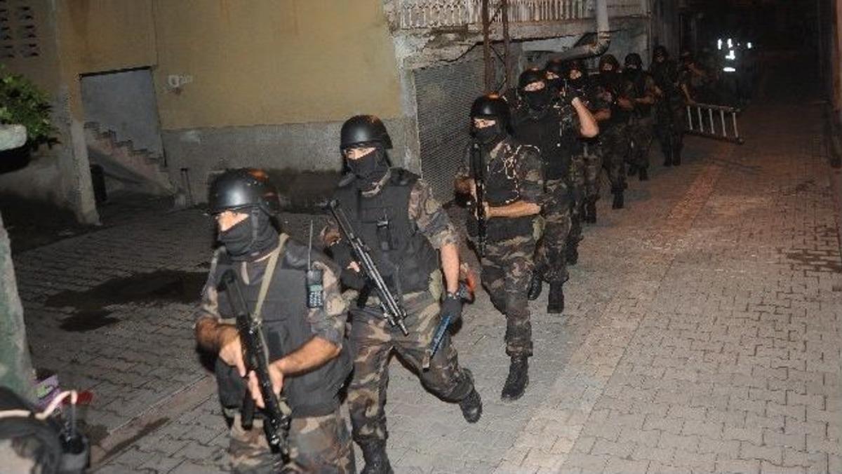 &Ouml;ğrencileri zehirleyen uyuşturucu tacirlerine şafak baskını