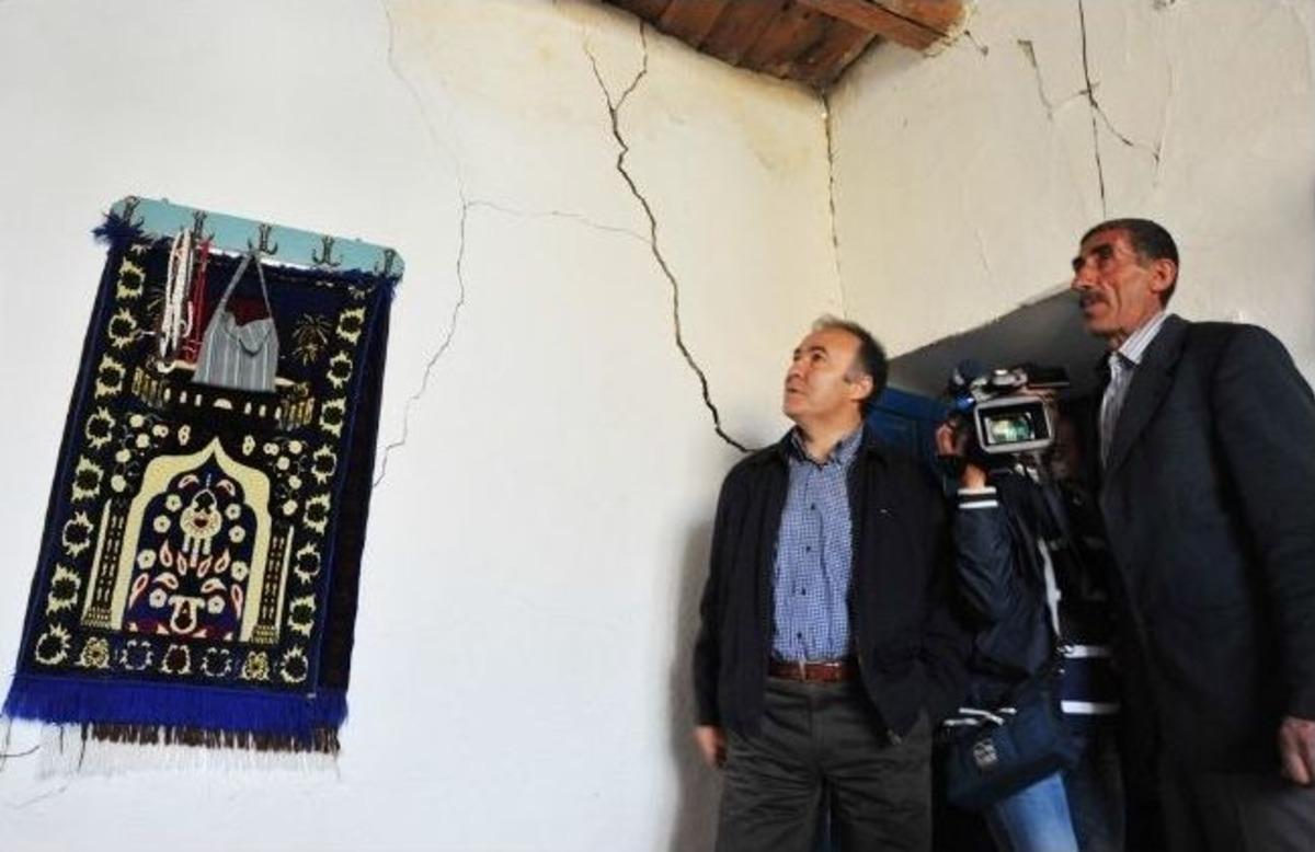 Vali Ahmet Altıparmak, Deprem B&ouml;lgesinde İncelemelerde Bulundu