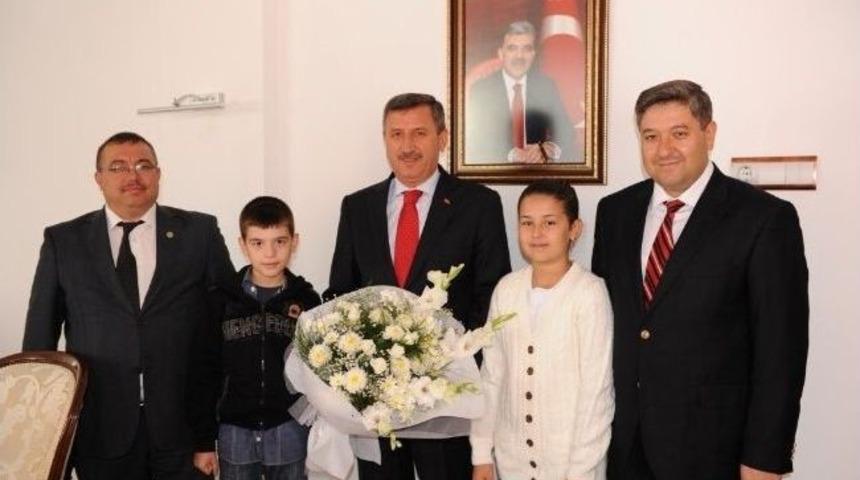&Ouml;ğrencilerden Vali Yılmaz&rsquo;a 'ilk&ouml;ğretim Haftası' Ziyareti